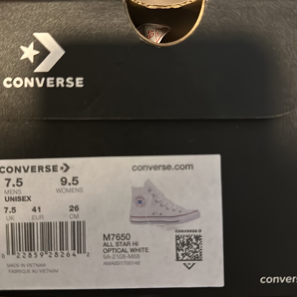 Brand new converse white men 7.5/women 9.5 never been used